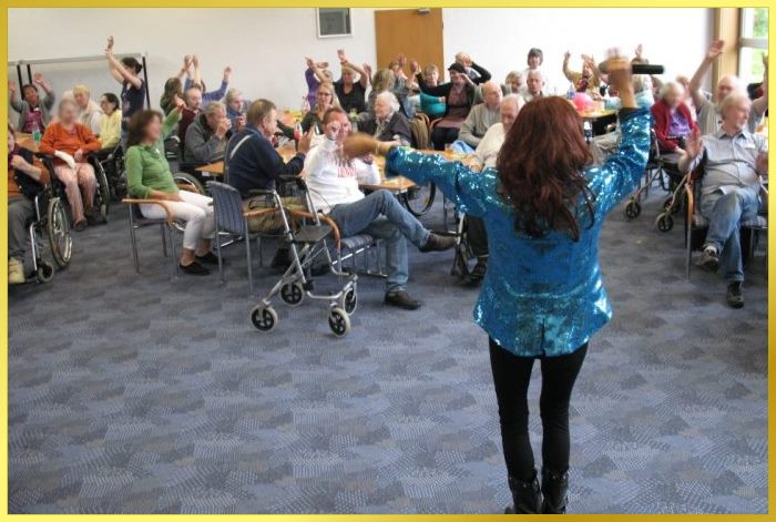 Schlagers�ngerin pr�sentiert im gro�en Saal des Seniorenheims die Schlagerrevue! Viele G�ste machen mit u.winken.