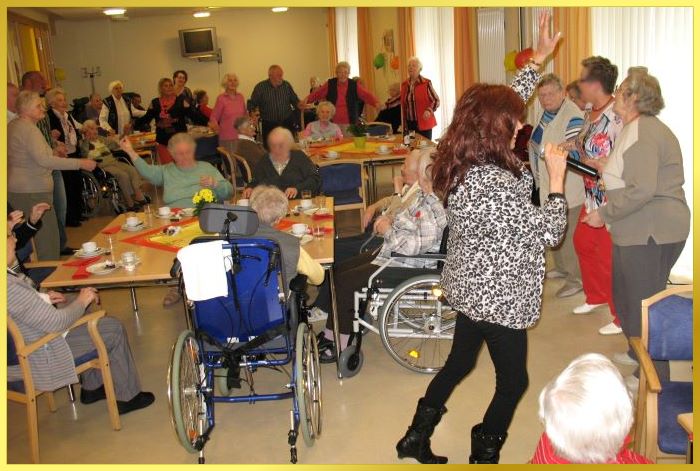 Die Schlagers�ngerin bringt mit ihrem Revueprogramm die Senioren in Schunkellaune!