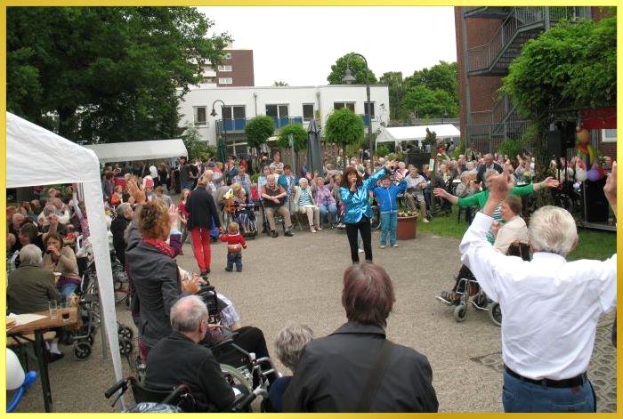 Schlagers�ngerin singt auf einem gro�en Platz, umringt von ca. 200 Zuschauern!