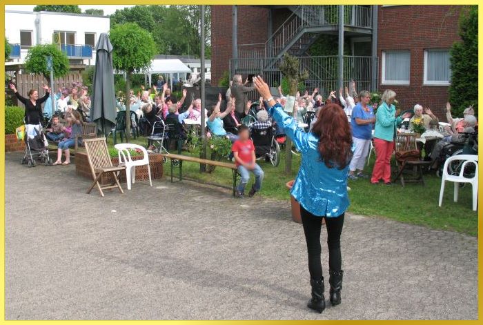 Schlagers�ngrin Marina singt Schlagerhits der 30er-80er Jahre vor sitzendem Publikum im Garten.!