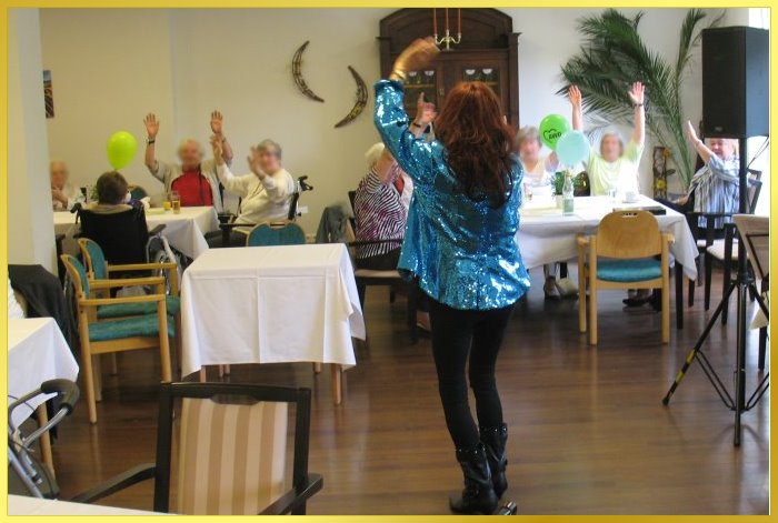 Schlagershow mit Marina und die Senioren schauen winkend zu.