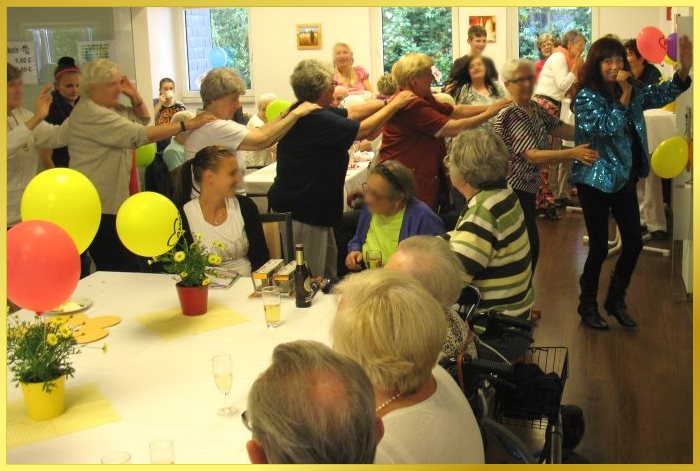 Schlagers�ngerin singt und die Bewohner und Angestellten machen bei der Polonaise im Saal mit.
