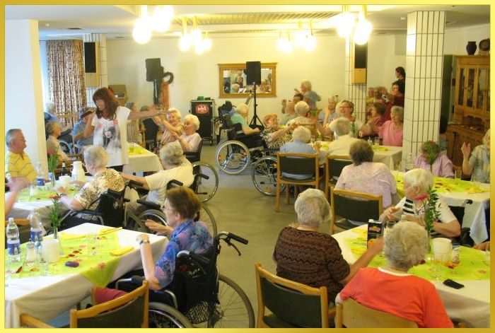 Schlagerrevue beim Sommerfest. Marina singt f�r die Altenheim-Bewohner im luftigen Outfit