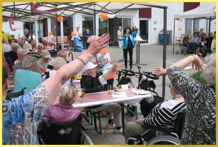 Marina singt, bekleidet mit Paillettenjacke beim gro�en Sommerfest Open Air.