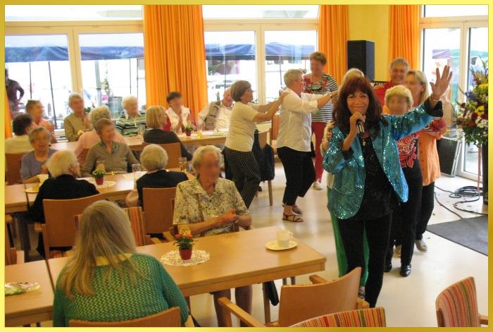 Marina f�hrt lachend die Polonaise an. Sechs Mutige G�ste laufen mit.