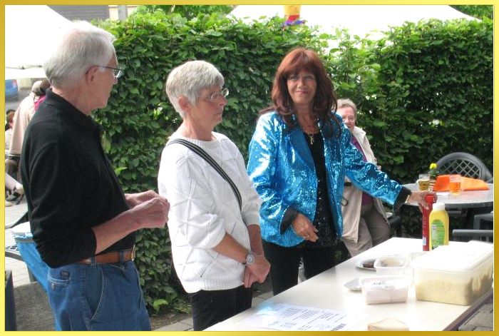 Marina steht nach ihrem Gesangsauftritt am Grill im Garten und wartet auf eine leckere Bratwurst.