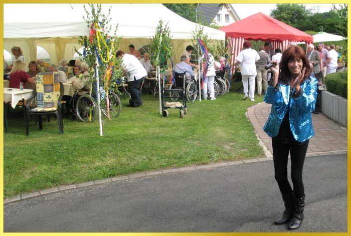 Schlagers�ngerin Marina singt im wundersch�nen gro�en Garten alte und neue Schlager.