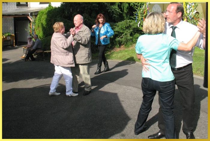 Schlagers�ngerin Marina singt und 2 Paare tanzen dazu auf dem Gel�nde im Garten.