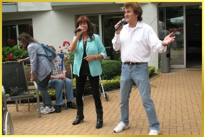 Ian und Marina singen ROT SIND DIE ROSEN auf der Terrasse!