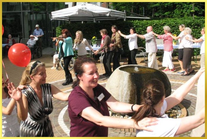 Gro�e Polonaise um den Springbrunnen, w�hrend Schlagers�ngerin Marina ROSAMUNDE singt!