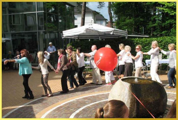 Schlagers�ngerin Marina gibt ihr Bestes,und f�hrt die Polonaise an. 