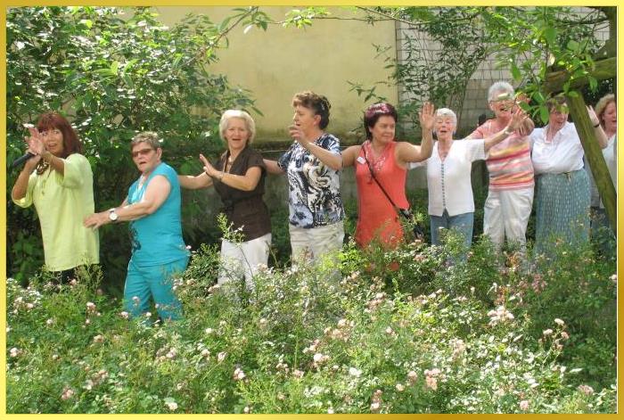 S�ngerin f�hrt die Polonaise durch den Garten an.