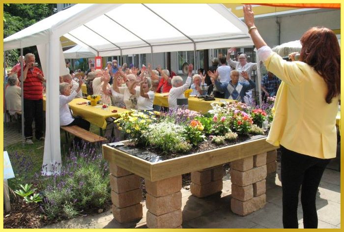 Marina singt f�r die Senioren die vor der Sonne gesch�tzt im Zelt sitzen.