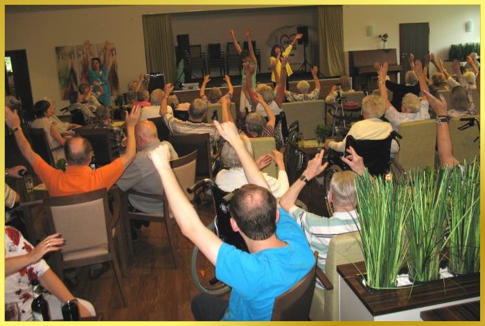 Schlagers�ngerin singt im vollbetztem Saal! Alle Senioren winken! 