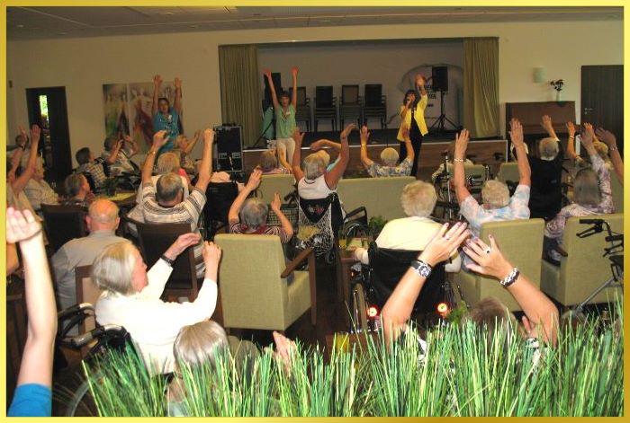 Schlagers�ngerin singt f�r Senioren, die teilweise in Rollst�hlen sitzen.