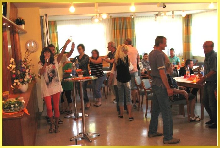 Saalpolonaise mit Schlagers�ngerin als Anf�hrerin.