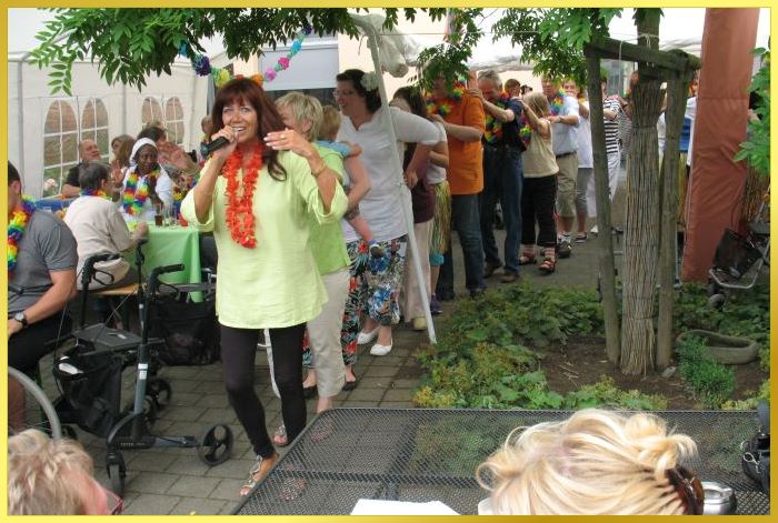 Schlagers�ngerin macht die gro�e Polonaise durch den Garten.