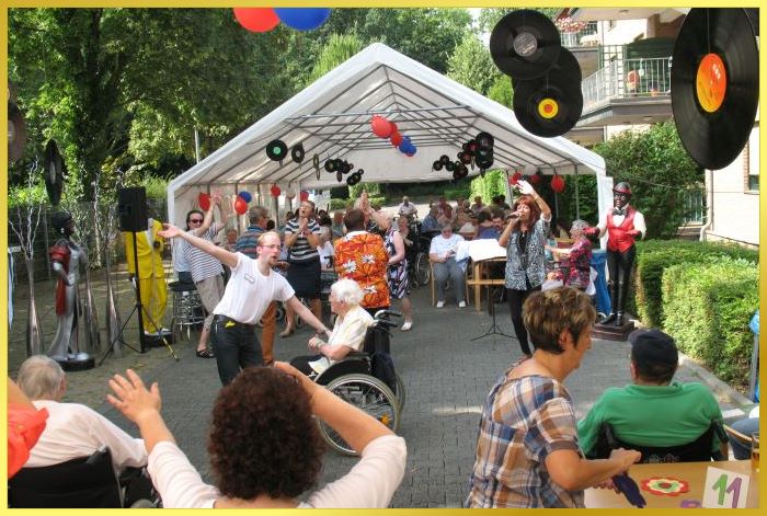 Geschm�cktes Zelt mit alten Schallplatten von der Decke h�ngend, James Dean Figur und alter Musicbox