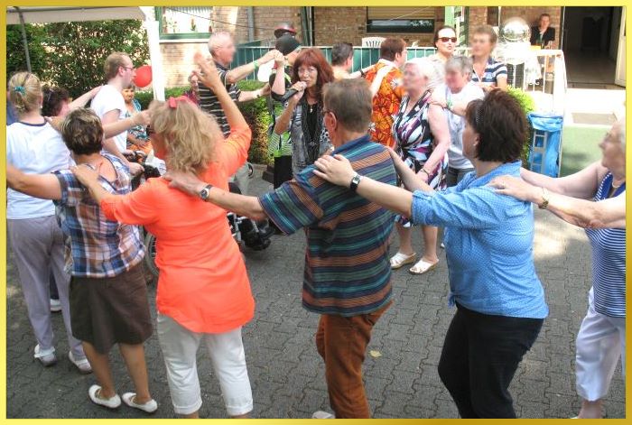 Polonaise durch die gro�e Gartenanlage