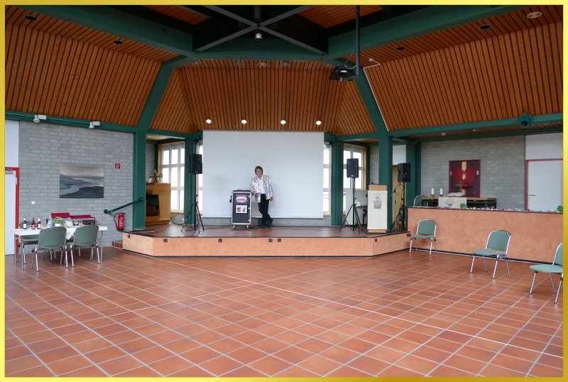 Schatzi Ian allein im gro�en Saal auf der B�hne.