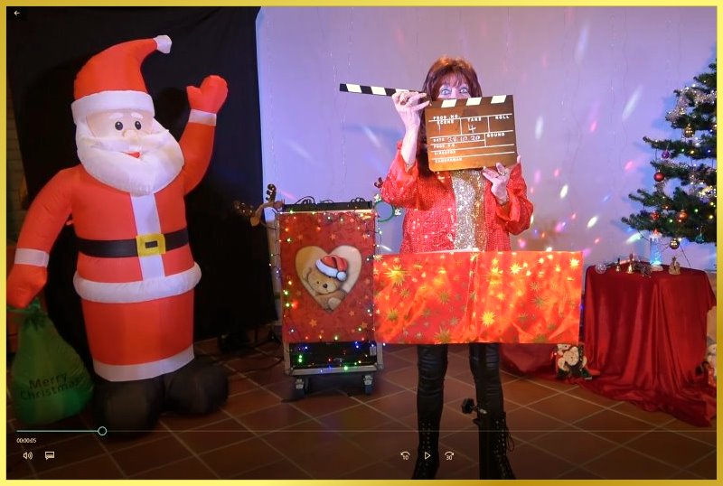 Weihnachteinstellung f�r Videoaufnahme. Marina mit Klappe zum Filmstart