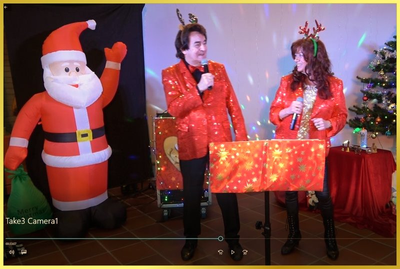 Schatzi und Schlagerpiratin singen sich an.