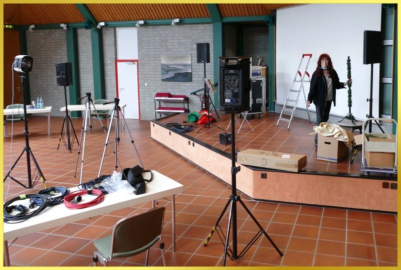 Gro�er Saal voller St�nder und Kabel. Marina auf der B�hne.