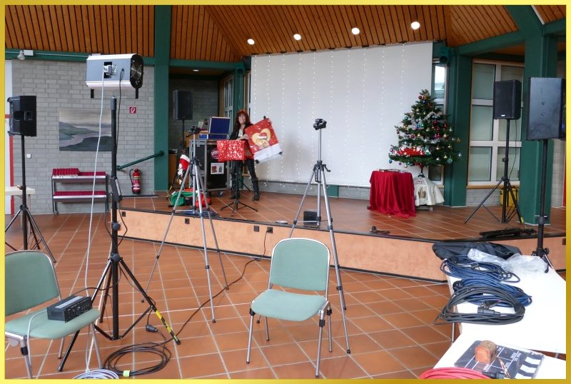 Saal voller Kabel, Boxen, St�nder u. Weihnachtsbaum auf der B�hne!