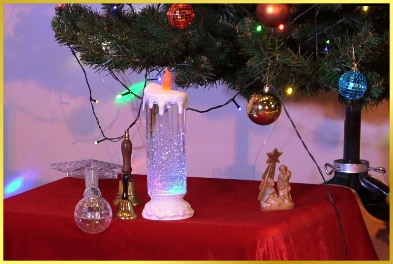 Weihnachtsrequisiten. Kerze, Weihnachtskugeln, Tanne.