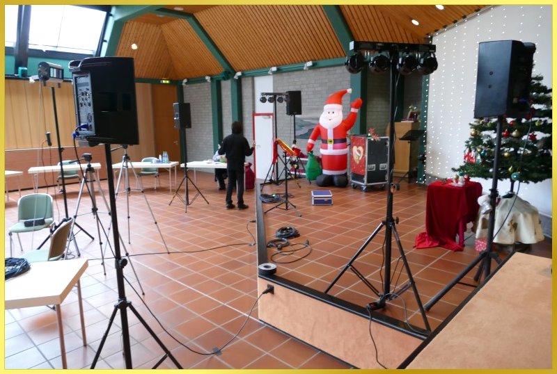 Saal mit Musikanlage, Lichttraversen, aufgeblasener Weihnachtsmann u. Tannenbaum.