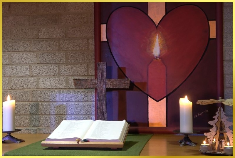 Altar mit brennenden Kerzen