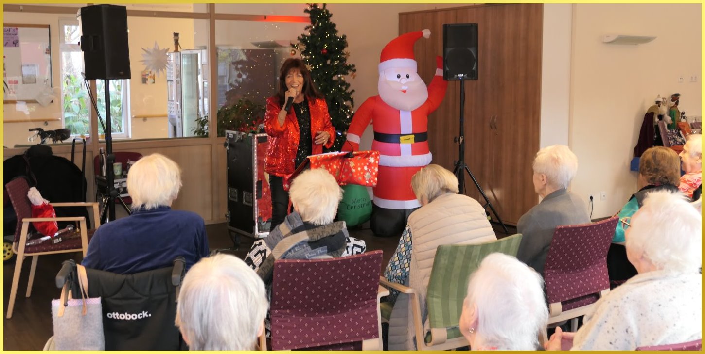 Die Schlagerpiratin singt Weihnachtslieder mit Weihnachtsman.