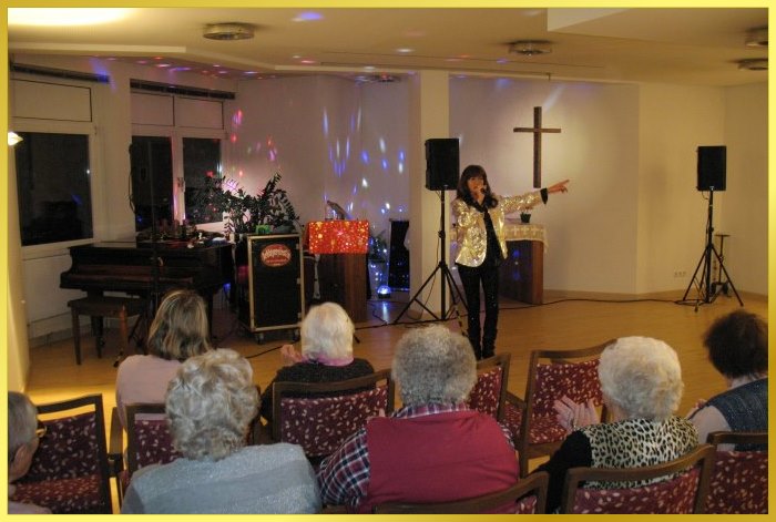 Schlagerpiratin singt bekannte Weihnachtslieder bei einer Seniorenveranstaltung.