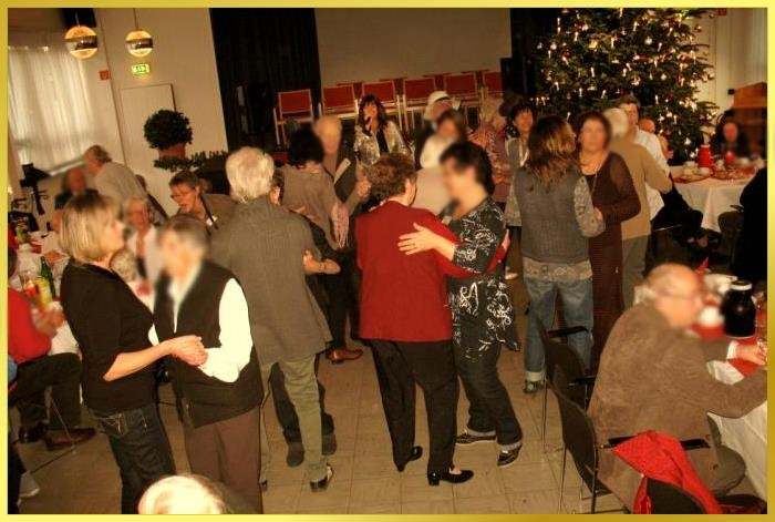 Schlagerpiratin singt zur Weihnachtsfeier und die G�ste tanzen.