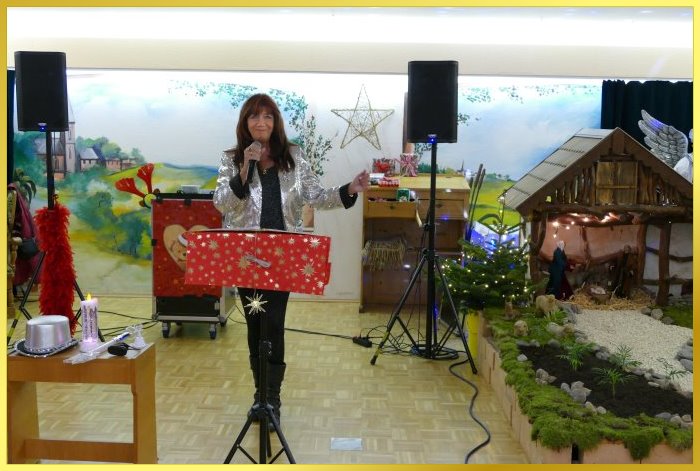 Marina singt Weihnachtslieder.