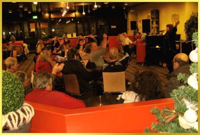 Schlagers�ngerin im Piratenlook singt und winkt. Publikum sitzt und winkt mit!