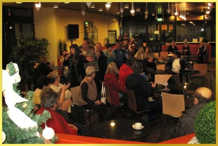 Polonaise in der Herzklinik. Schlagers�ngerin f�hrt an.