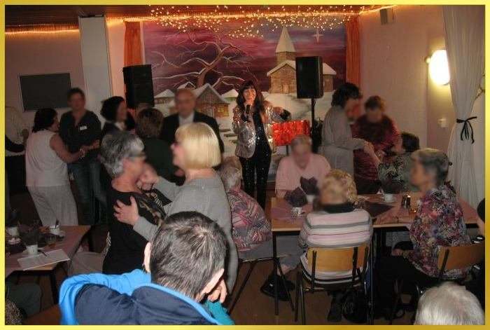 Schlagers�ngerin singt bei Weihnachtsfeier f�r Senioren, die tanzen.