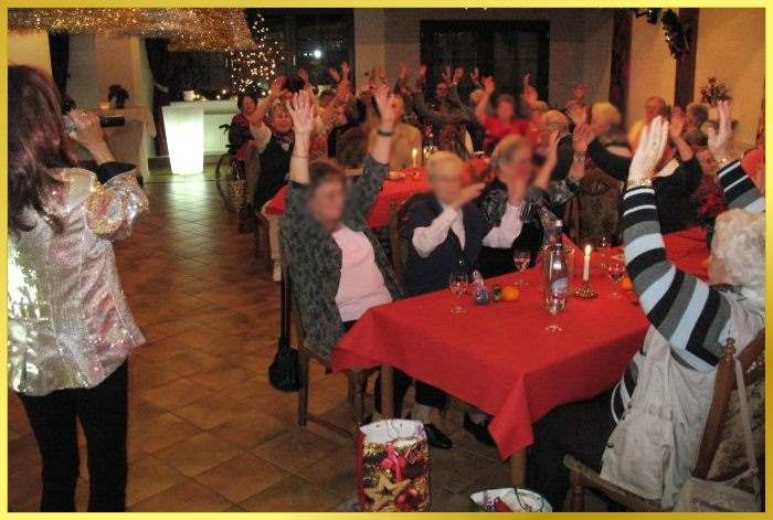 Alle H�nde hoch und Schlagerps�ngerin Marina singt nicht nur Weihnachtslieder.