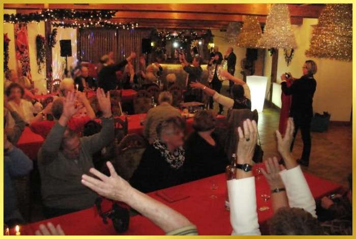 Weihnachtlich dekorierter Saal. Viel Publikum. H�nde oben und Schlagers�ngerin singt