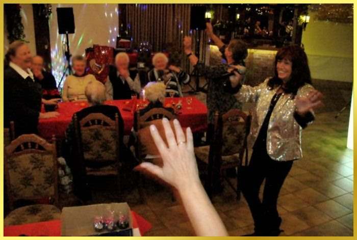 H�nde hoch und alles lacht bei der Weihnachtsfeier!Die Schlagers�ngerin ebenfalls.