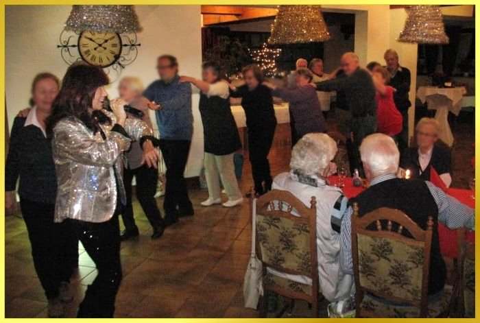 Polonaise mit Schlagers�ngerin, die singt. Silberne Paillettenjacke und schwarze Paillettenhose glitzert.