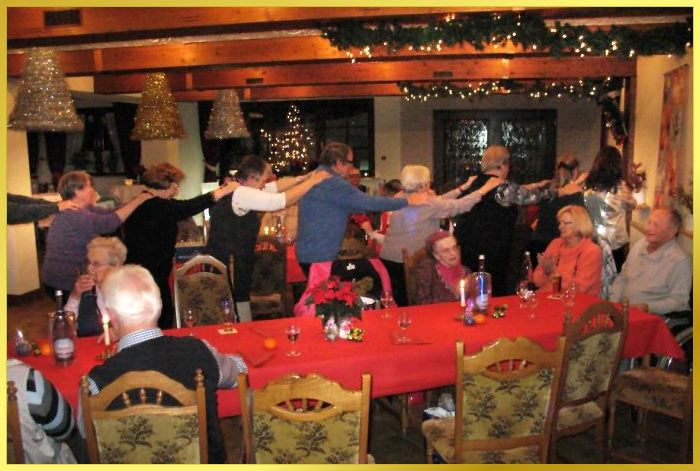 Begeisterte Polonaise der Senioren bei der Weihnachtsfeier.