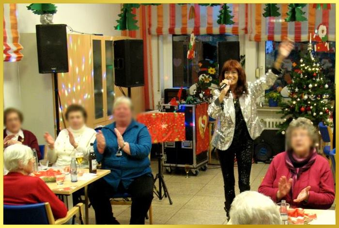 Fr�hlich geschm�cktes Weihnachtszimmer und die Schlagers�ngerin Marina singt lachend Schlagerhits.