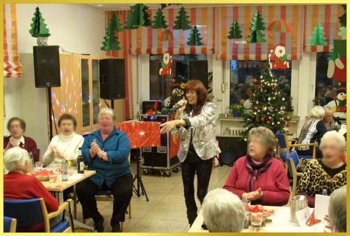 S�ngerin singt Weihnachtslieder und alles singt mit.