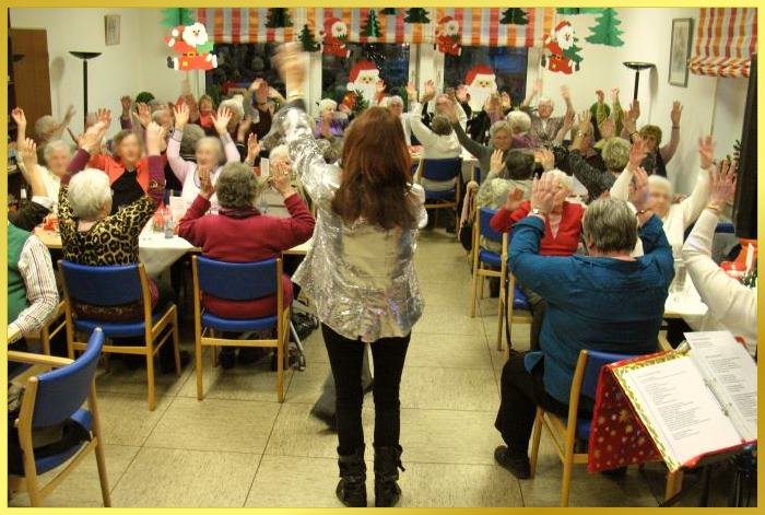 Schlagers�ngerin singt und alle machen mit. H�nde zum Himmel.