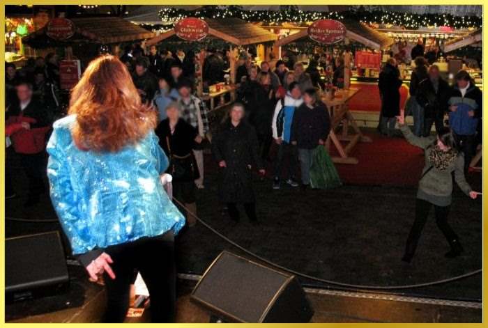 Schlagers�ngerin auf gro�er B�hne auf dem Weihnachtsmarkt,