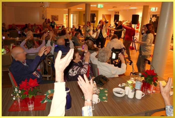 Fr�hliche Stimmung bei der Weihnachtsfeier im gro�es Saal!