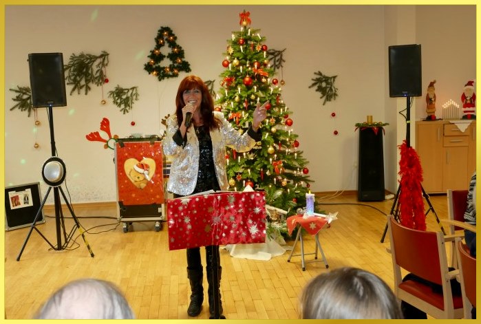 Die Schlagerpiratin pr�sentiert die Weihnachtsshow vor 2 Meter hohem Tannenbaum.