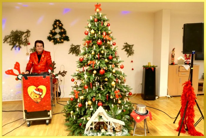 Schatzi in roter Paillettenjacke am Mischpult, neben dem 2 Meter hohen geschm�ckten Tannenbaum!